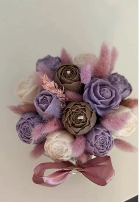 Buchet de flori din ceară în nuanțe de lavandă